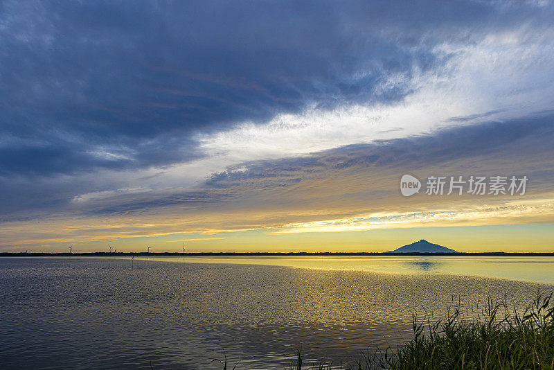 从北海道板沼看到的Sarobetsu平原上的日落和Rishiri Fuji的剪影，北海道，Teshio地区，北海道，Horonobe，北海道